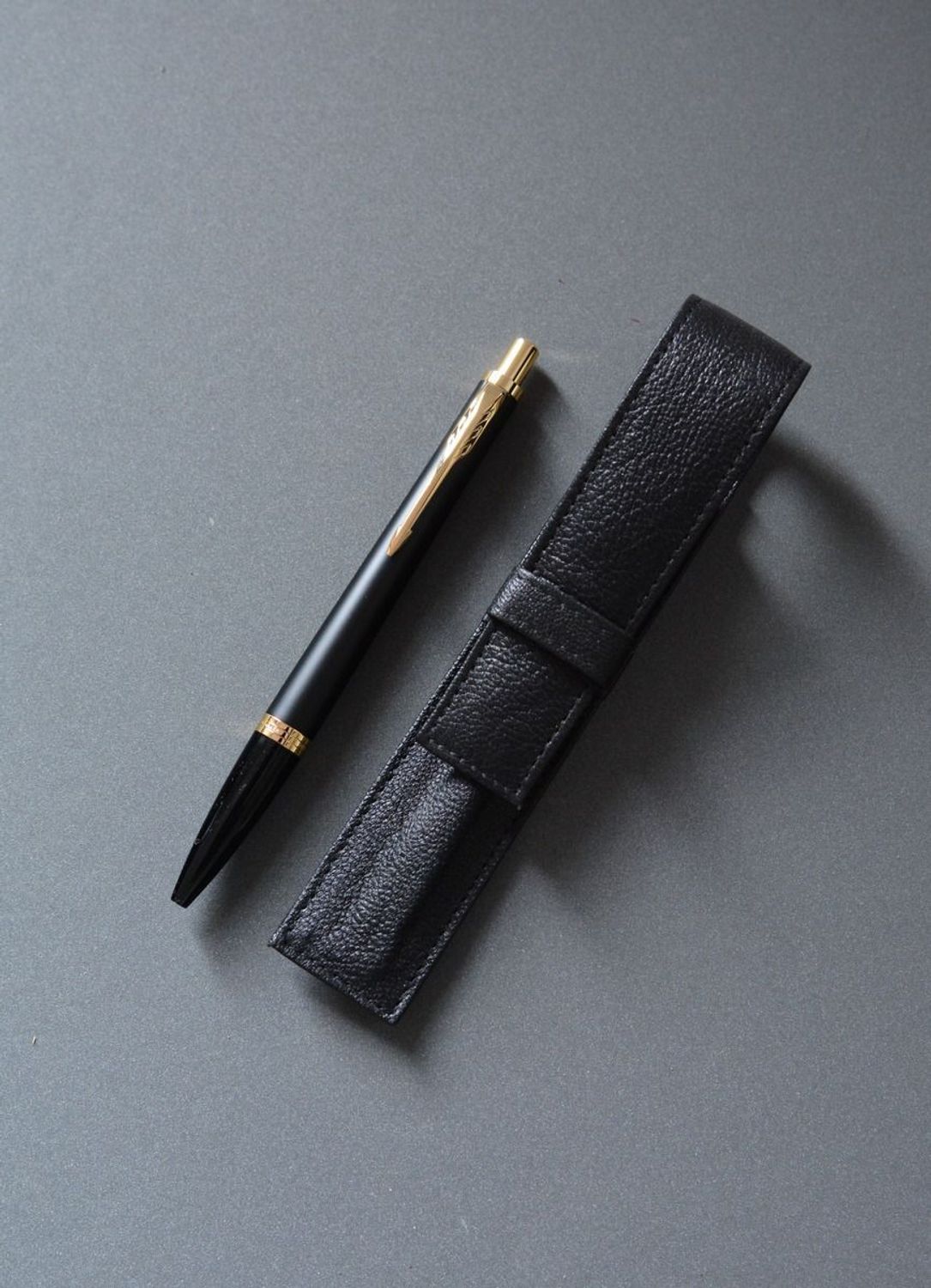 Parker Długopis Urban Czarno Złoty i czarne skórzane etui do długopisu 2093381✓  Prezent dla nauczyciela✓ Długopis Parker z dedykacją (2).JPG